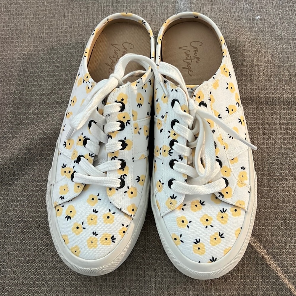 🌼Brand new Crown Vintage Daisy mule sneakers🌼